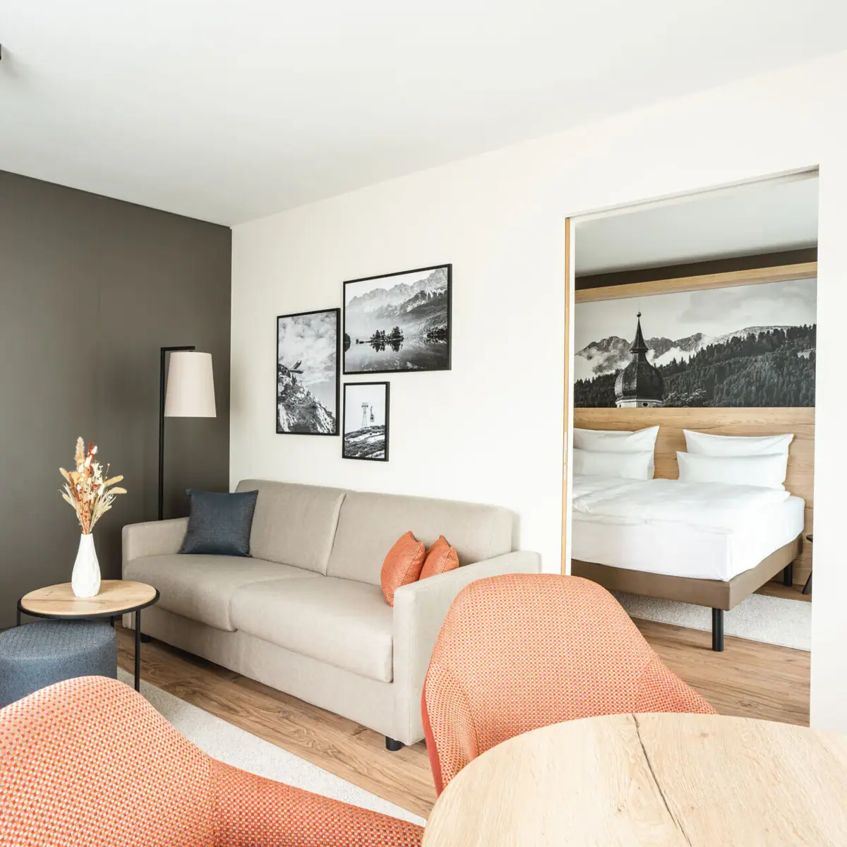 Suite Ein Zimmer mit einem Sofa und einem Bett.