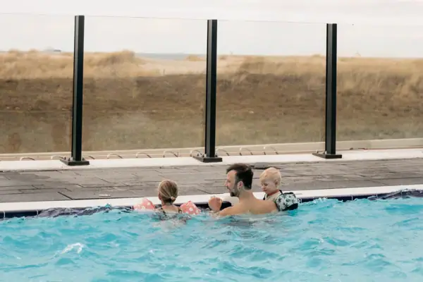 Außenpool Eine Gruppe von Menschen in einem Pool.