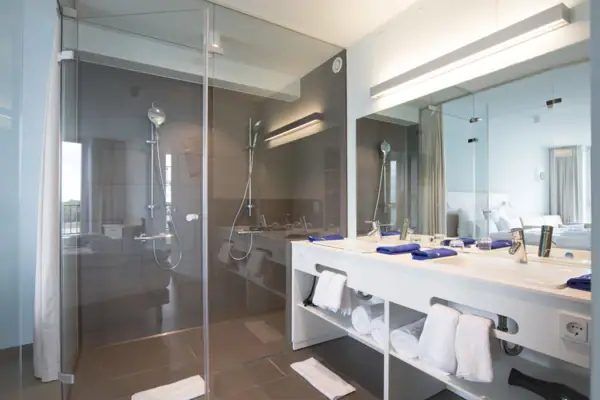 Badezimmer mit Dusche und großem Duschbereich.