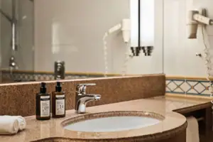 Badezimmer Waschbecken mit Seifenspendern im Badezimmer