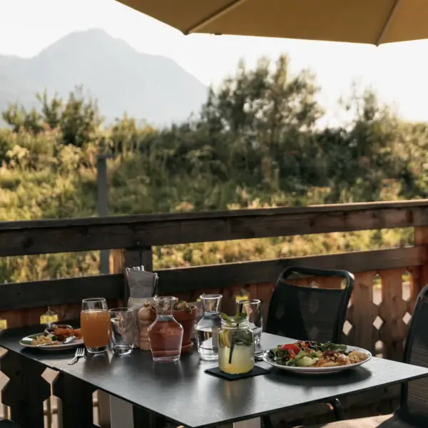 Eine Terrasse vom aja Familienhotel Bayern mit Blick auf die Berge.