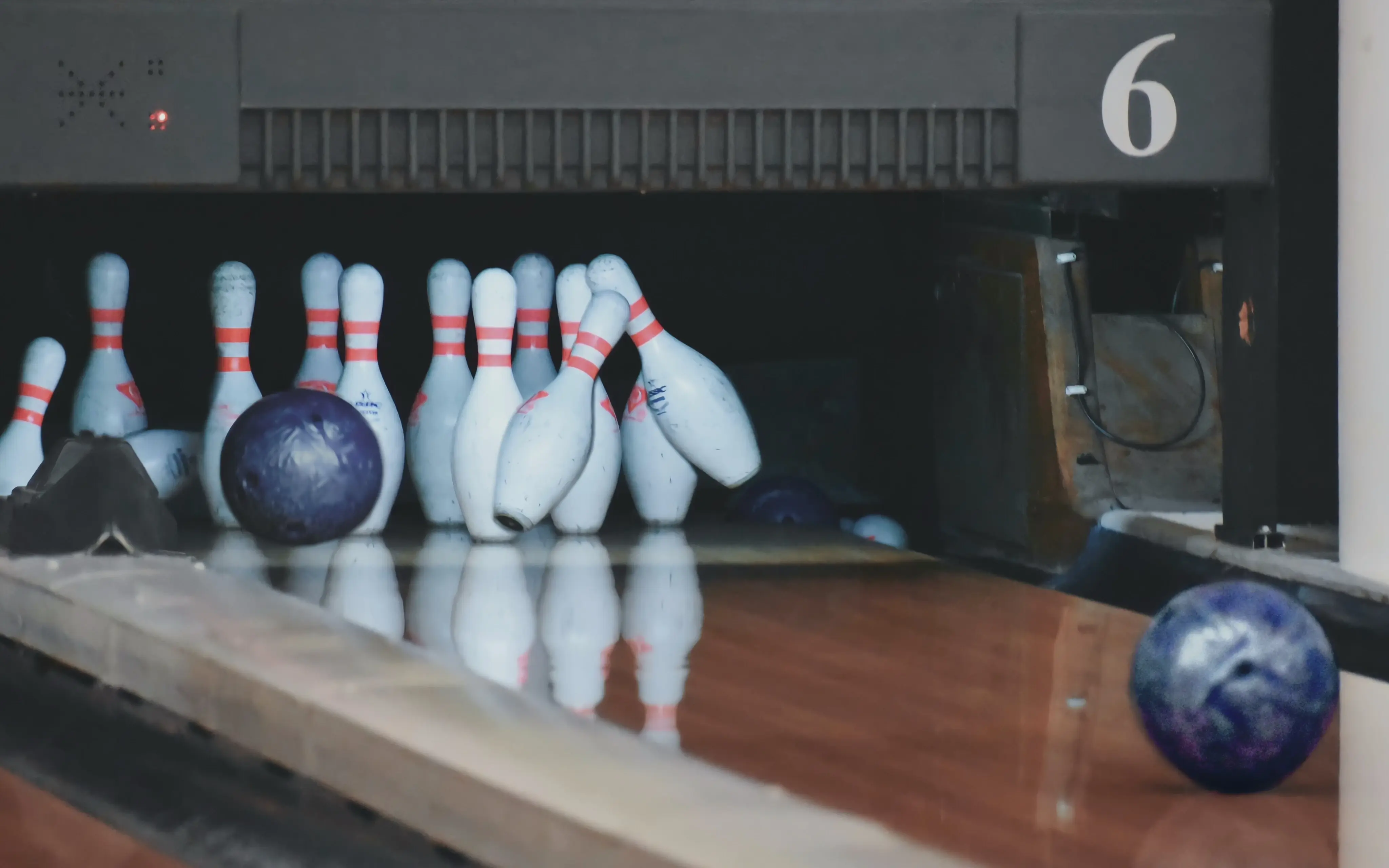 Eine Bowlingbahn mit Bowlingkugeln und einer Bowlingkugel