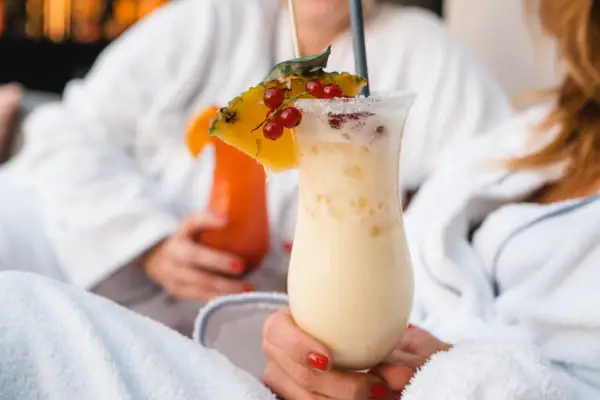 Eine Frau hält ein Getränk.