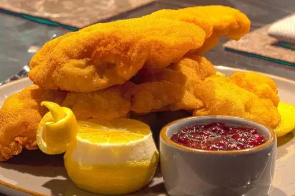 Ein Teller mit frittiertem Essen und Soßen.