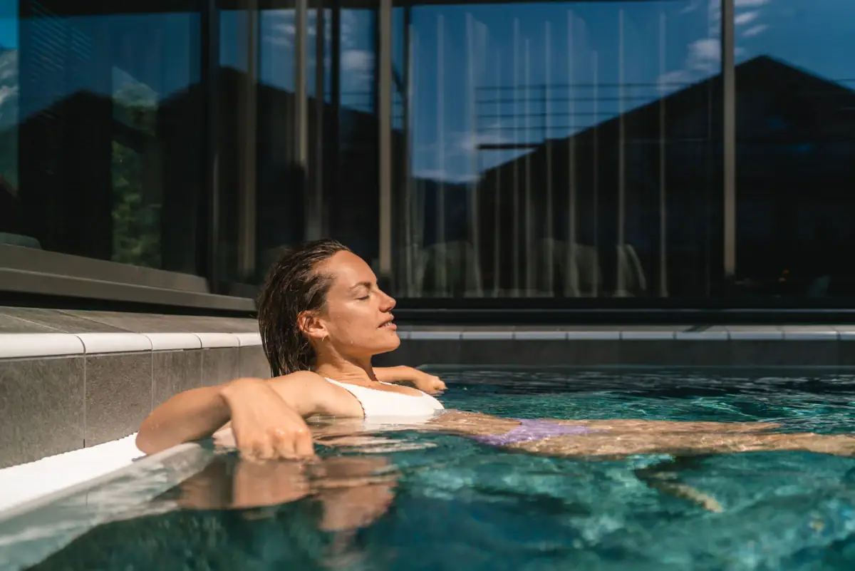 Frau in einem Schwimmbecken