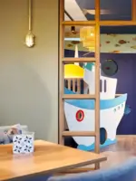 Ein Raum mit einem Spielzeugschiff auf einem Couchtisch.