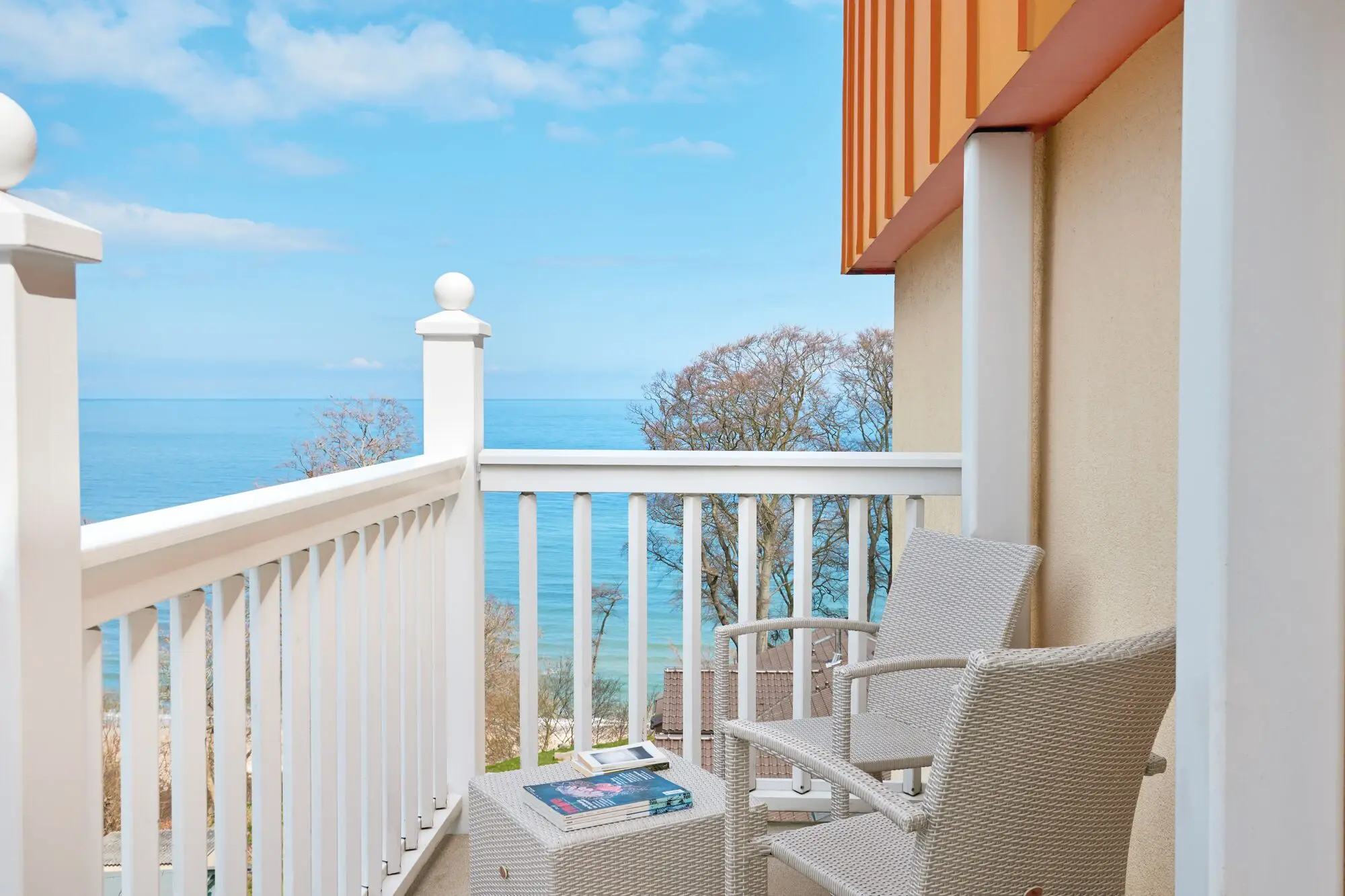 Balkon mit Aussicht auf die Ostsee