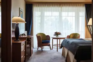 Doppelzimmer Ein Zimmer mit einem Bett, einem Tisch und Stühlen.