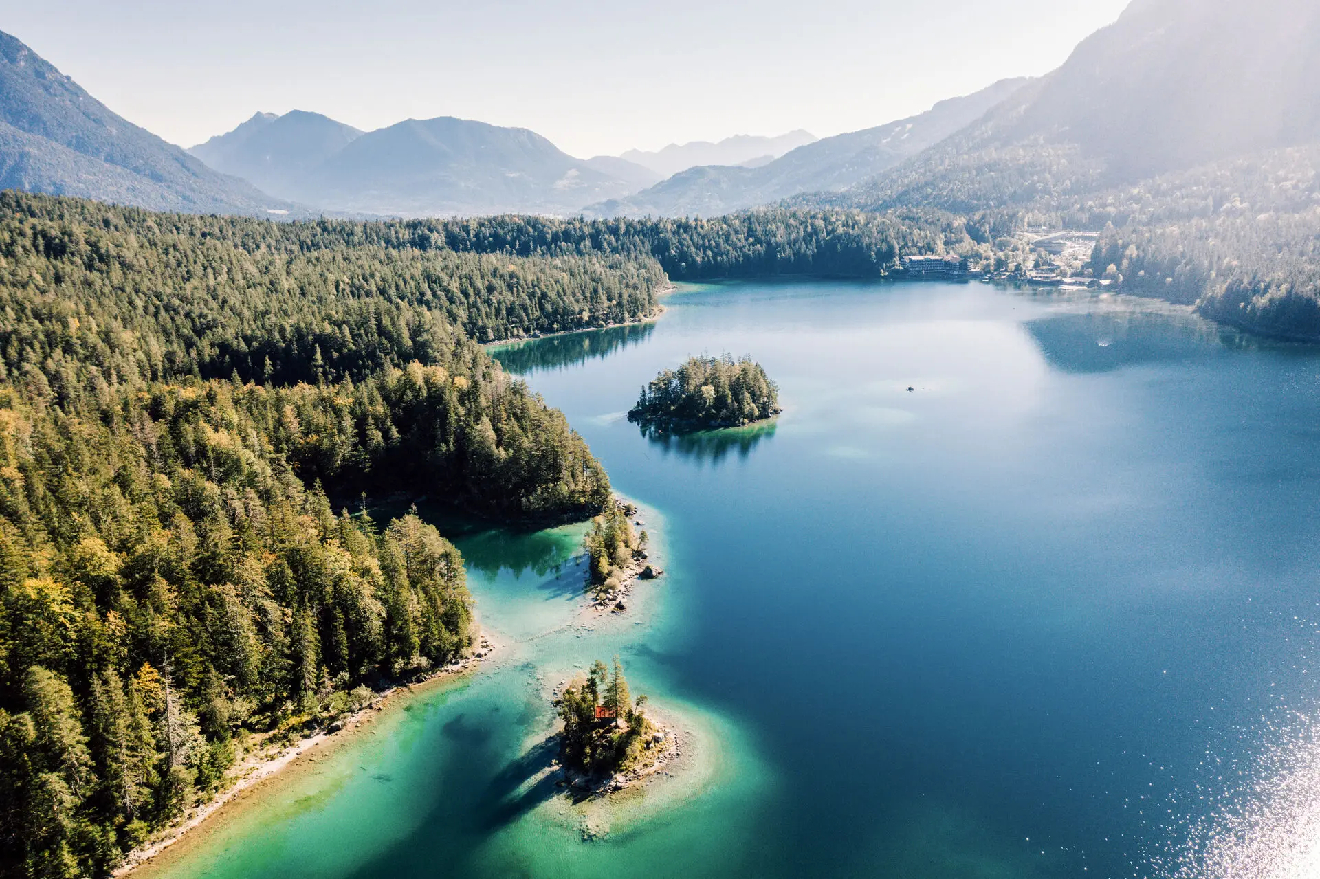 Der Eibsee umgeben von Bäumen und Bergen.