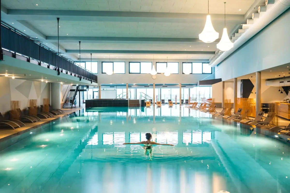 Eine Frau in einem Schwimmbad.
