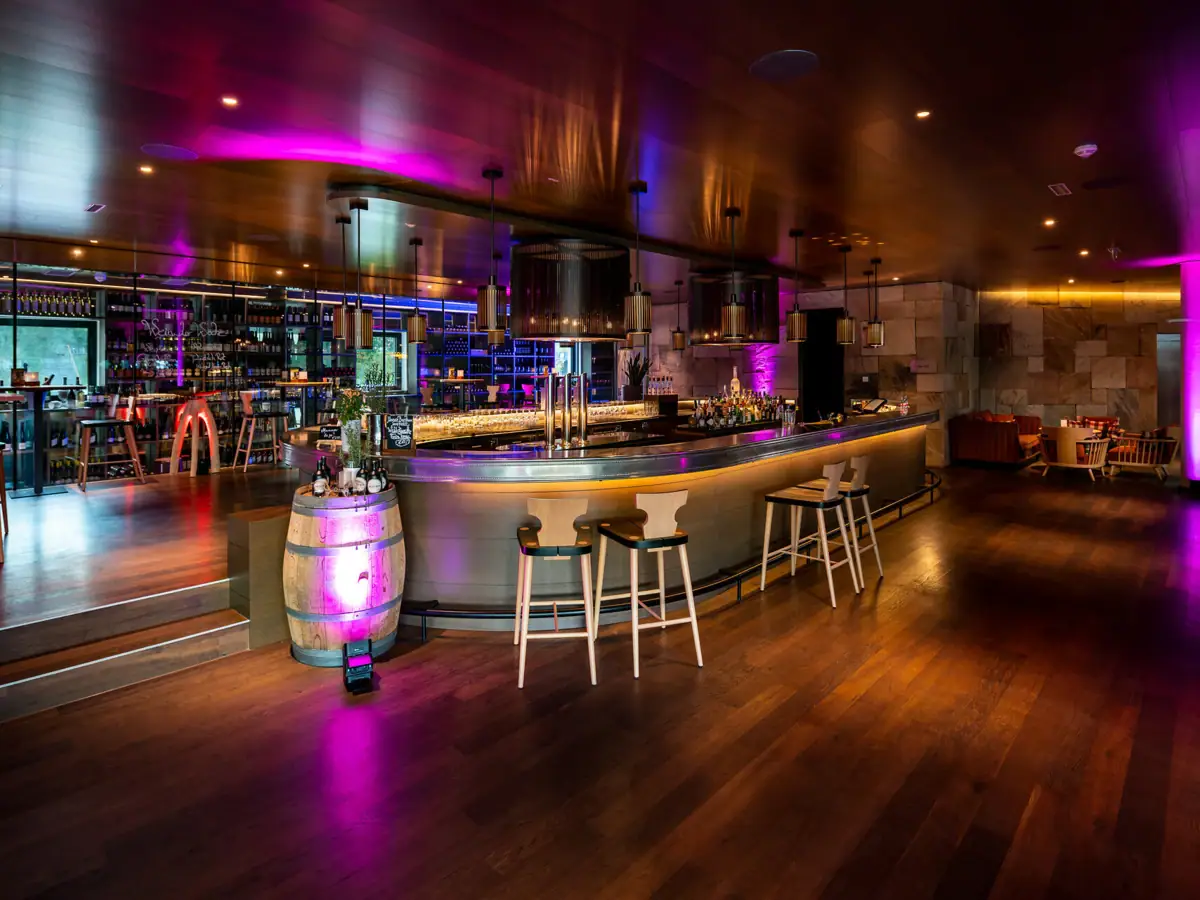 Ein Fass und Hocker an einer Bar.