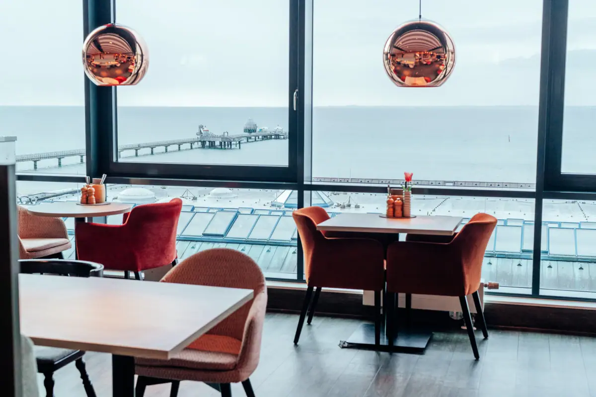 Ein Raum mit Blick auf die Ostsee und einen Pier.