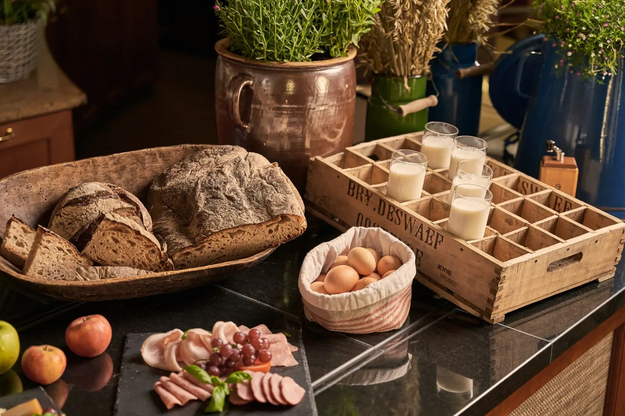 Ein Tisch mit Speisen und Getränken.