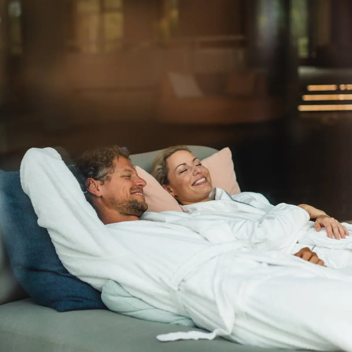 Ein Mann und eine Frau liegen auf einer Couch.