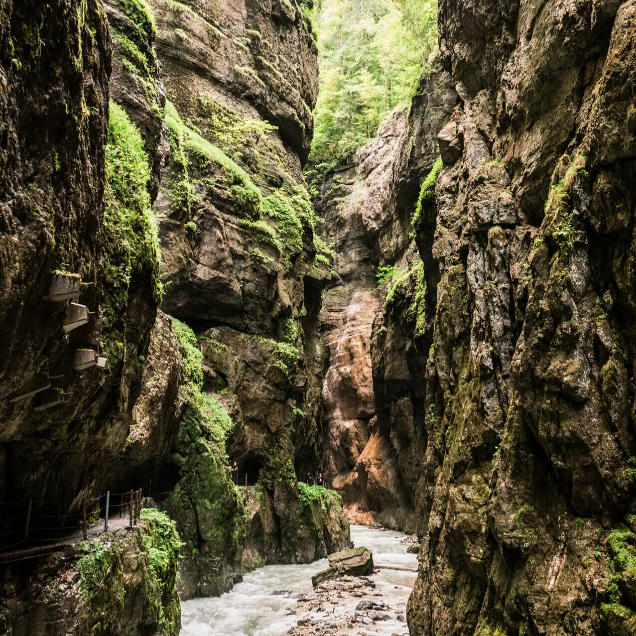 Partnachklamm Ein Fluss fließt zwischen Felsen hindurch.