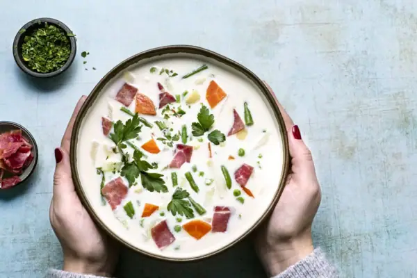 Eine Schüssel Suppe mit Gemüse und Fleisch.