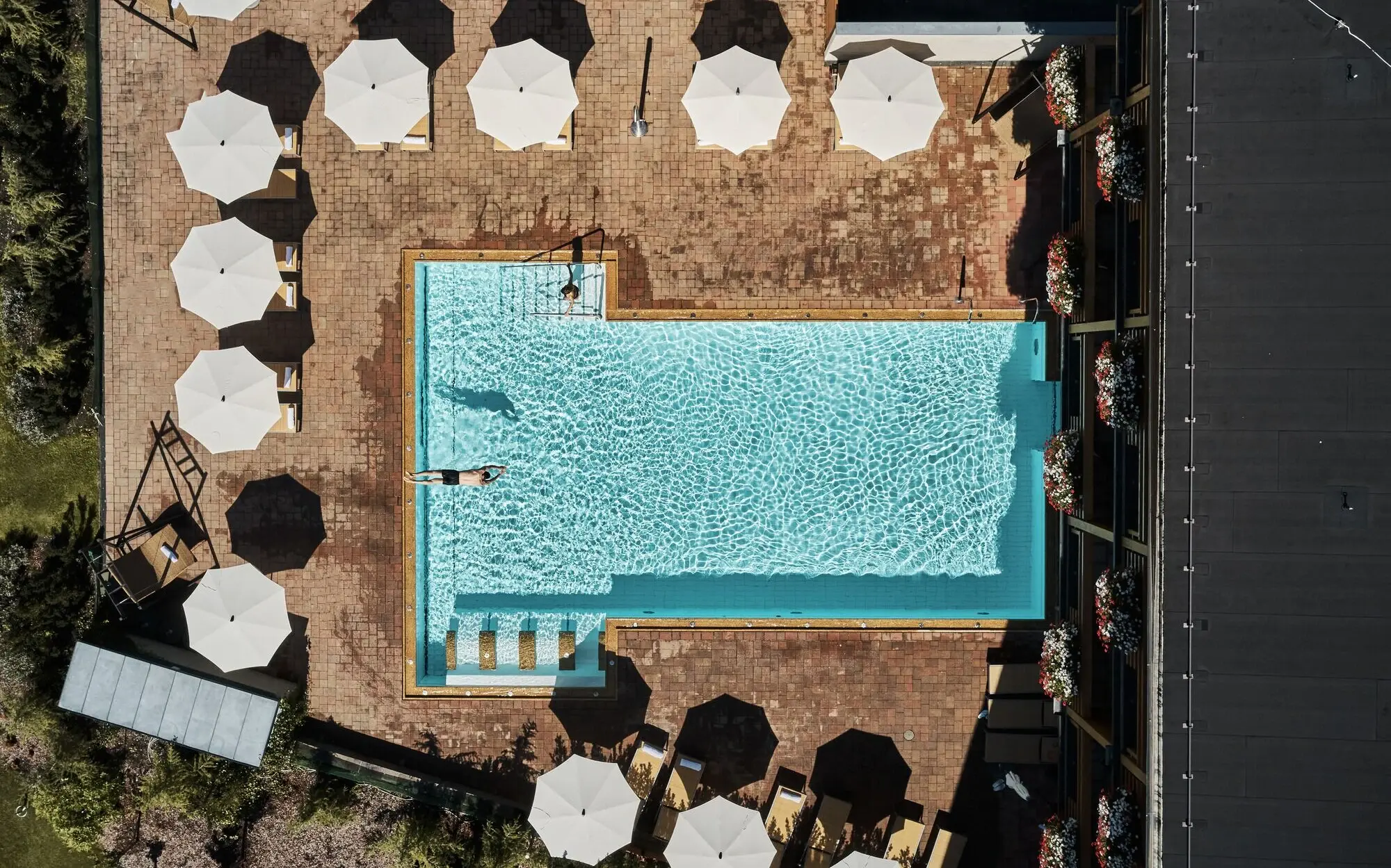 Person schwimmt in dem Außenpool vom aja Fürstenhaus am Achensee.