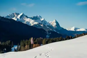 Winter Garmisch Eine Person steht im Schnee in einer winterlichen Berglandschaft.