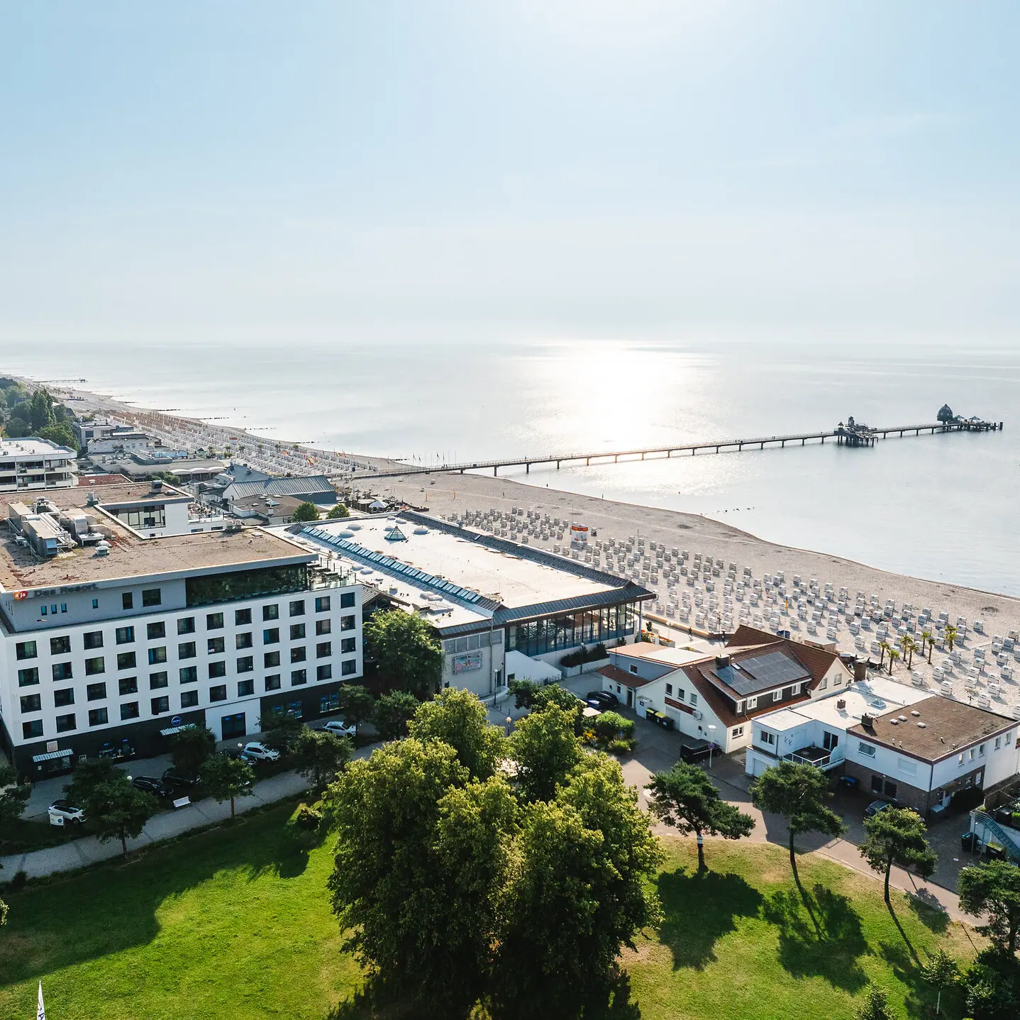 Das aja Grömitz neben dem Ostseestrand und der Seebrücke.