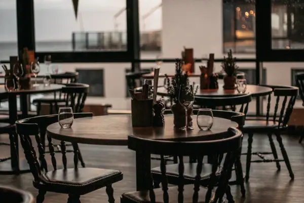 Ein Raum mit Tischen und Stühlen.