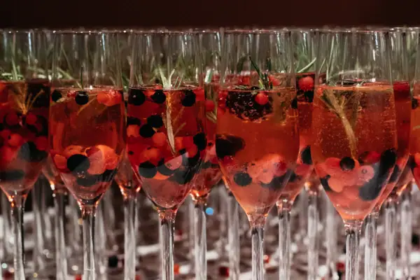 Silvester im aja Warnemünde Eine Gruppe von Gläsern gefüllt mit roter Flüssigkeit und Beeren.