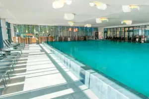 Innenpool Ein großer Innenpool mit einer Poolbar im Hintergrund.