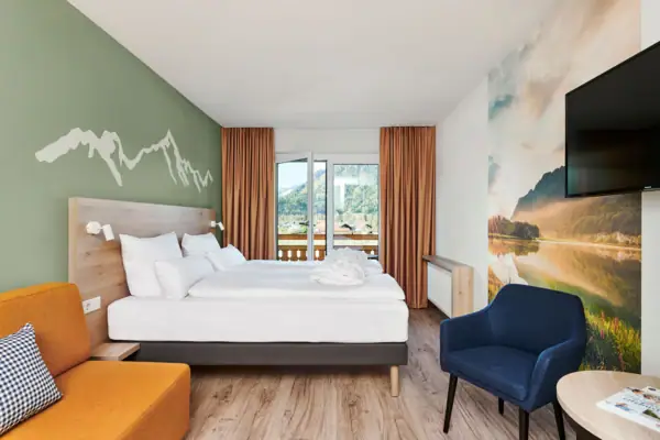 Ein Zimmer mit einem Bett und einem Stuhl.