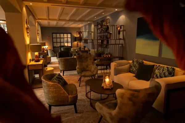 Ein Wohnzimmer mit einer Couch und Stühlen.