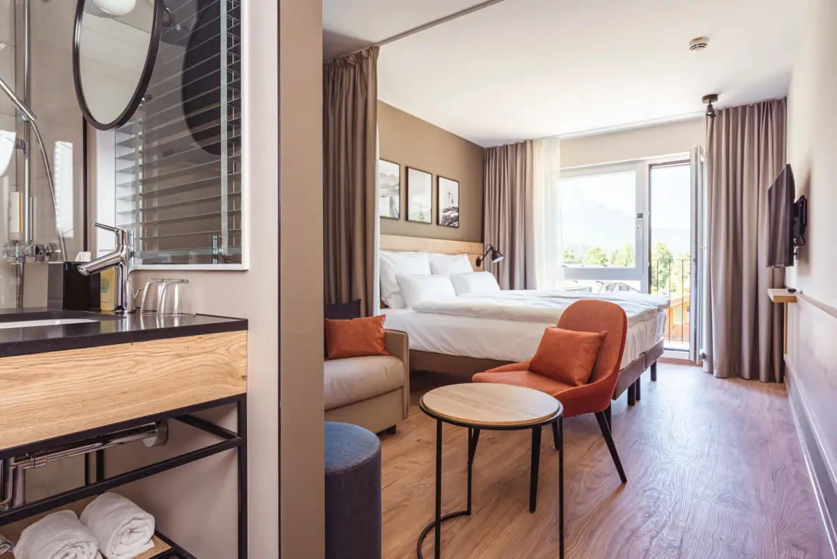 Ein Zimmer mit einem Bett und einem Tisch.