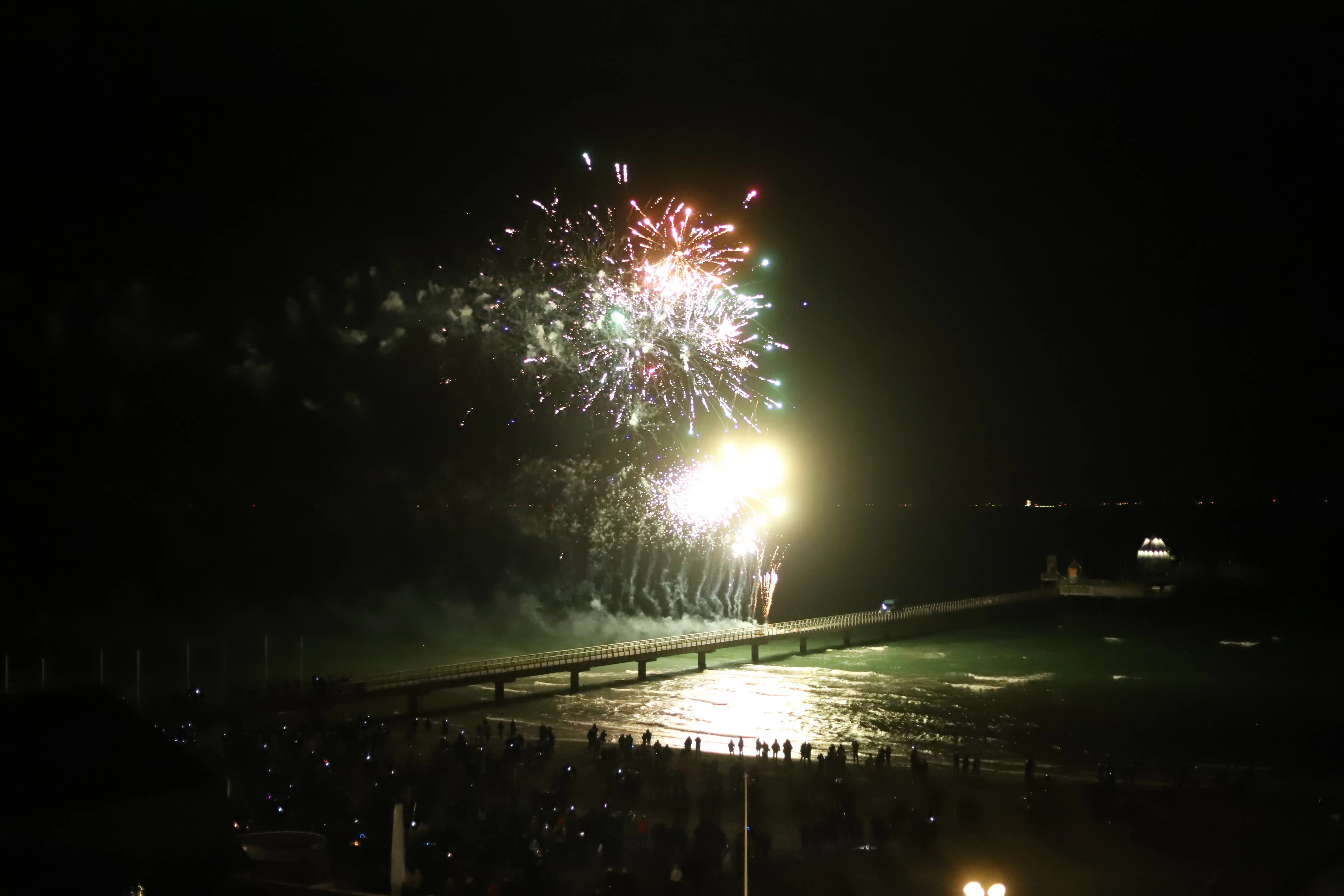 Feuerwerk an der Seebrück Feuerwerk über einem Gewässer bei Nacht