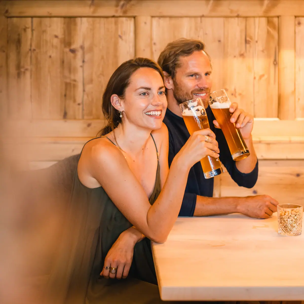 in der Stube trinken zwei Personen Bier