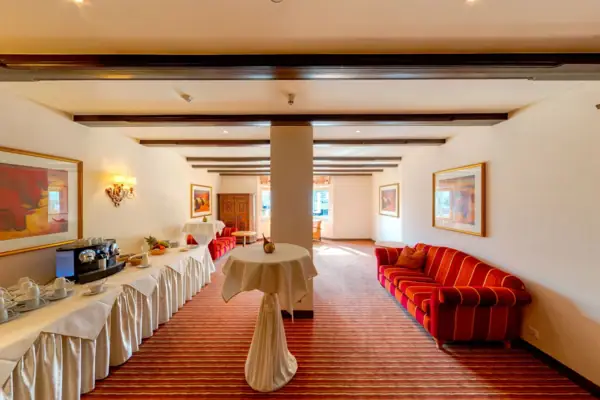 Ein Raum mit Tischen und Stühlen.