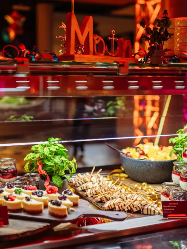 Dessertbuffet bestehend aus Cheesecake-Stückchen mit Früchten und einen schookoladigen Creme-Dessert