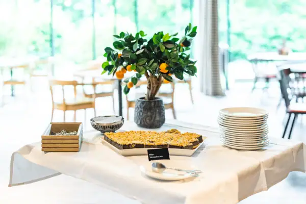 Ein Tisch mit Tellern und Essen.