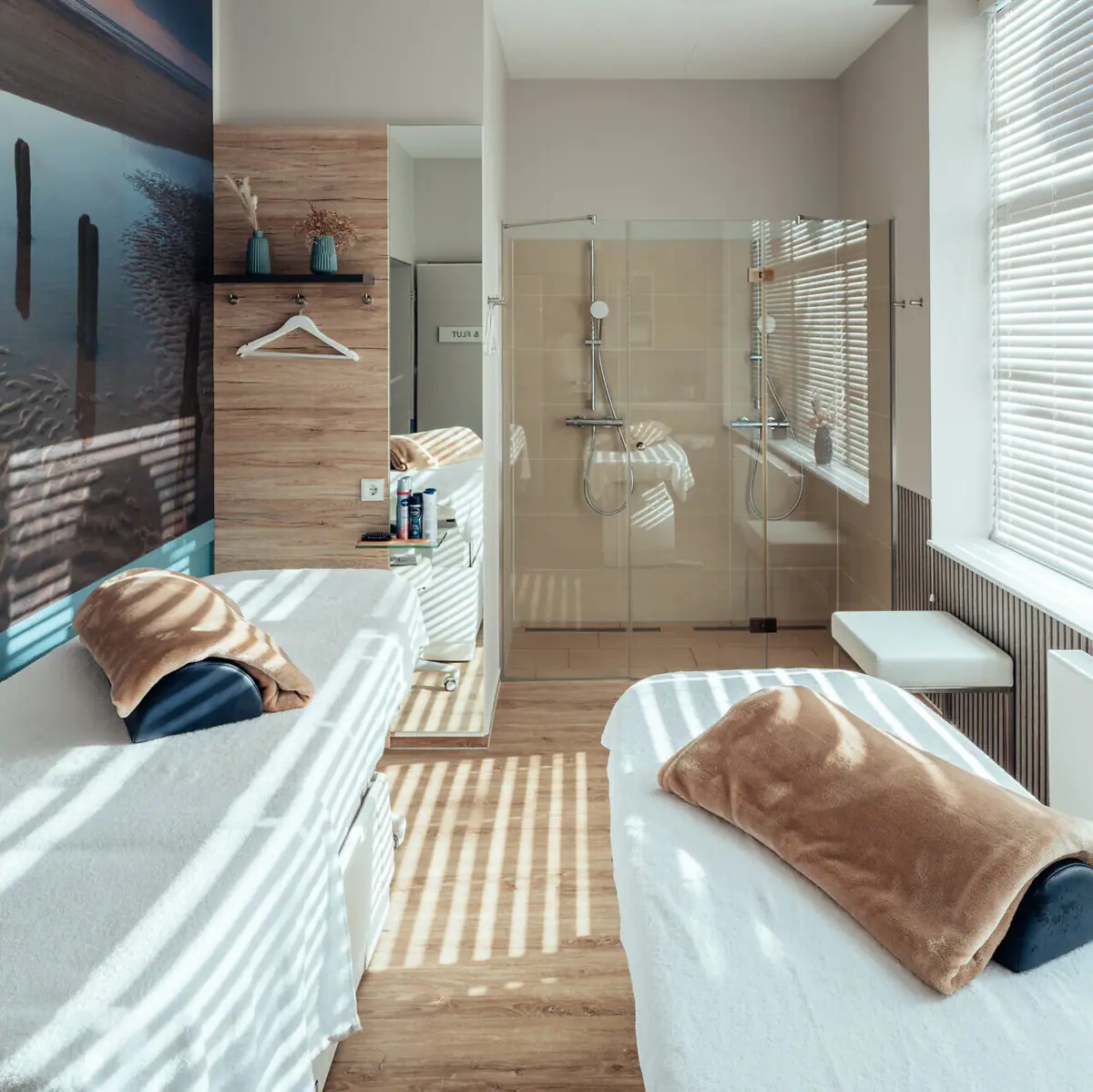 Ein Raum mit zwei Betten und einer Dusche.