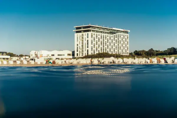 Ein Gebäude neben einem Strand.