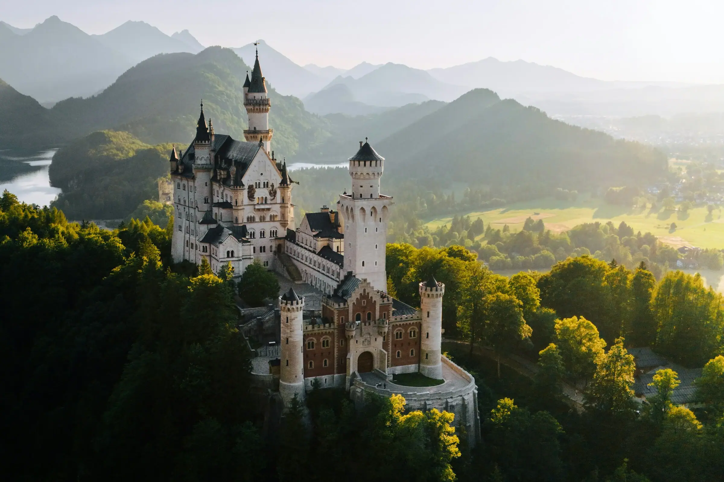Schloss Neuschwanstein Das Schloss Neuschwanstein auf einem Hügel, umgeben von Bäumen.