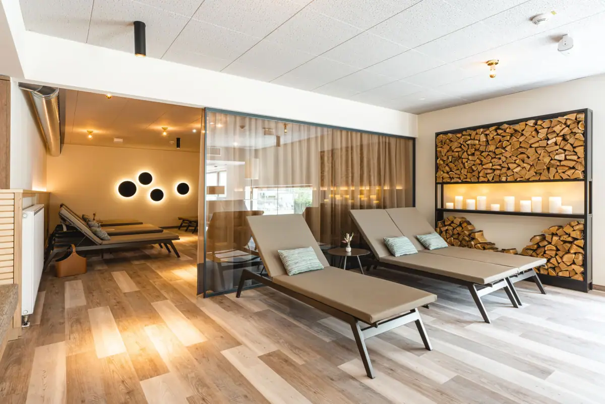 Ruhebereich Ein Raum mit Lounge-Sesseln und Holzregalen.