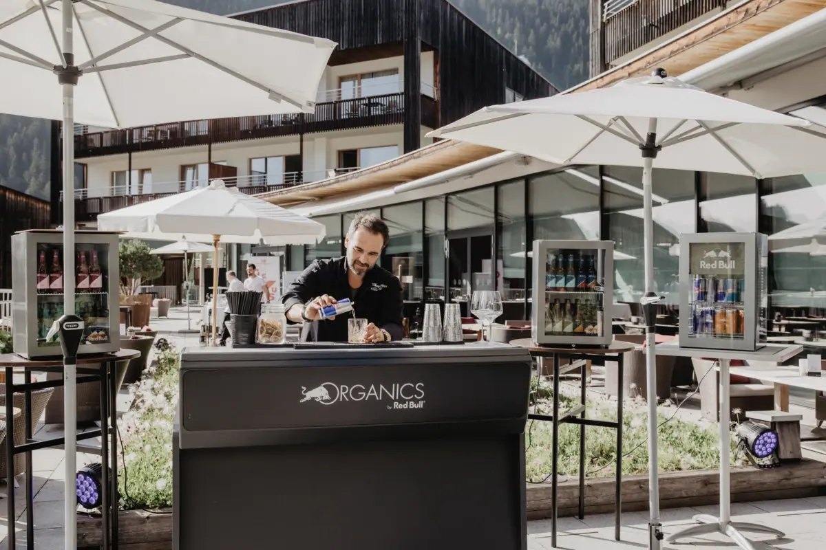 Ein Mann steht an einer Bar.