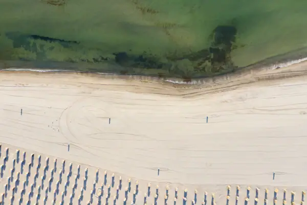 Strand von oben Luftaufnahme eines Strandes an der Ostsee.