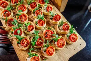 Ein Tablett mit Speisen auf einer Holzoberfläche