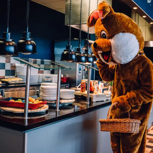 Eine Person in einem Hasenkostüm.