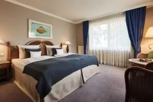 Doppelzimmer Ein Schlafzimmer mit einem Bett und einer Lampe.