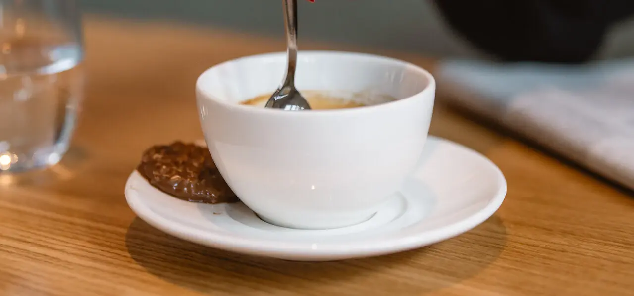 Eine Tasse Kaffee auf einem Unterteller.