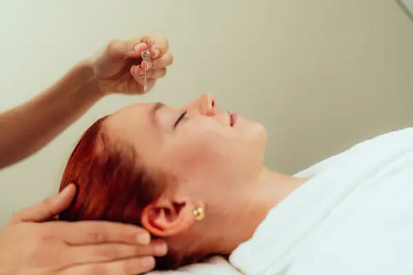 Eine Frau erhält eine Gesichtsmassage.
