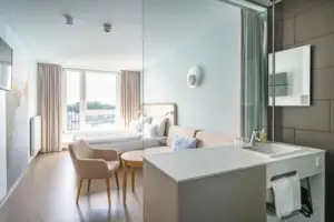 Doppelzimmer Ein Zimmer mit einem Bett und einem Sofa.