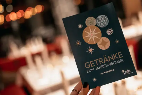 Eine Hand hält eine Karte.