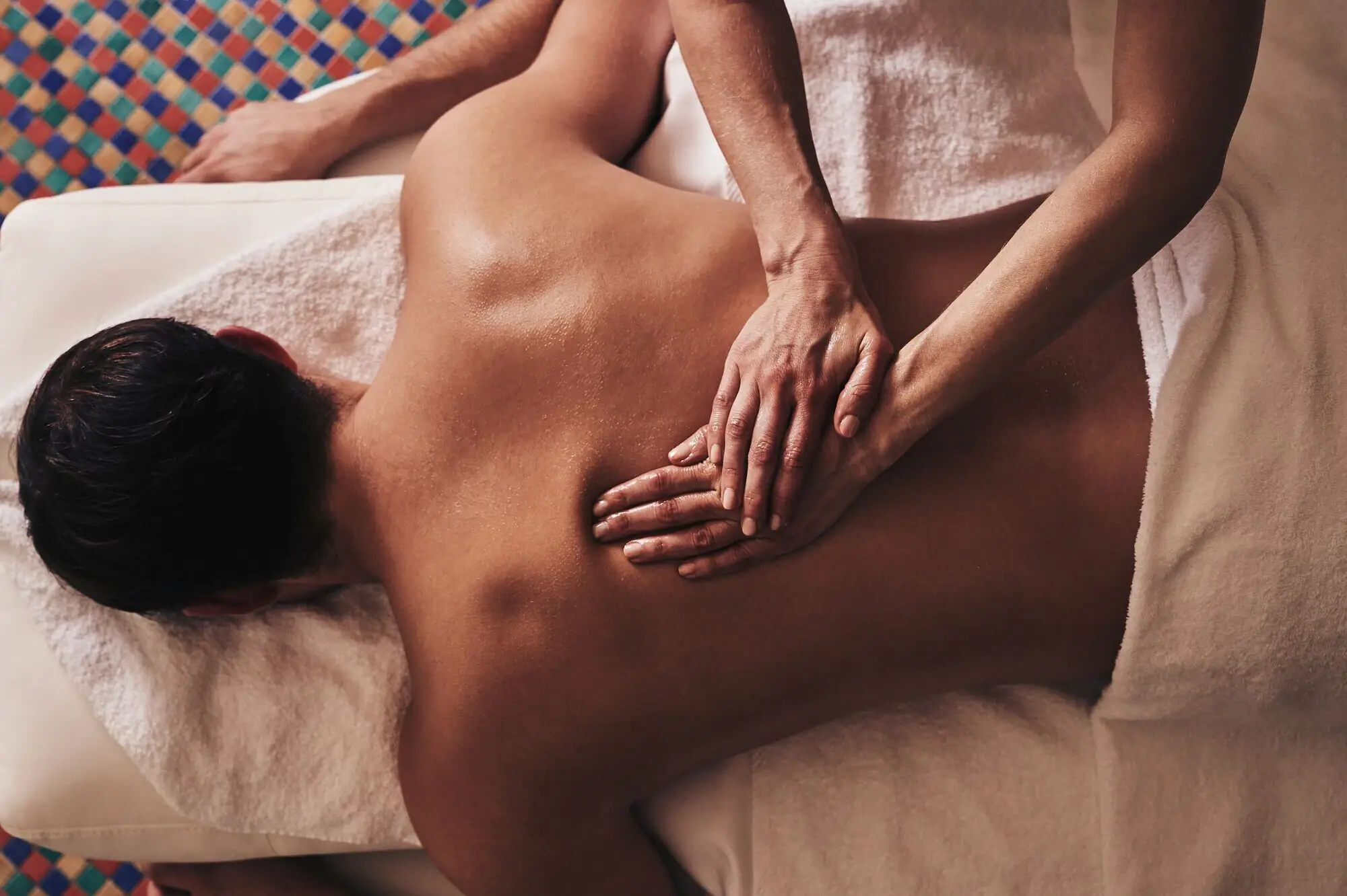 Eine Person erhält eine Rückenmassage.