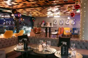 Silvester in der Bar Ein Raum mit einem Sofa und Luftballons.