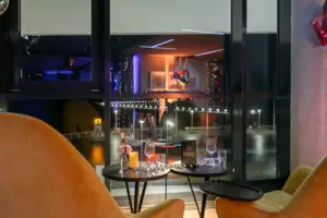 Ein Tisch mit Weingläsern und Blumen darauf.